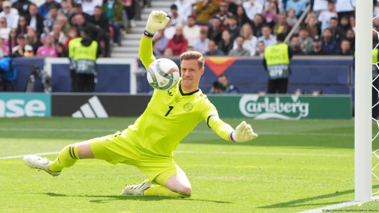 What Made Bayern’s Teenage Keeper the Breakout Star Against Boca Juniors?